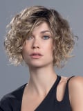 Perücke Turn Mono Part kurz und lockig: natürliches Volumen, Ansatzeffekt (rooted) und gesträhntes Haar (mix)