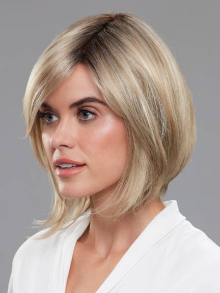 Bewundern Sie den natürlichen abgestuften Bob der Perücke Brooklyn Jon Renau (Smart Lace)