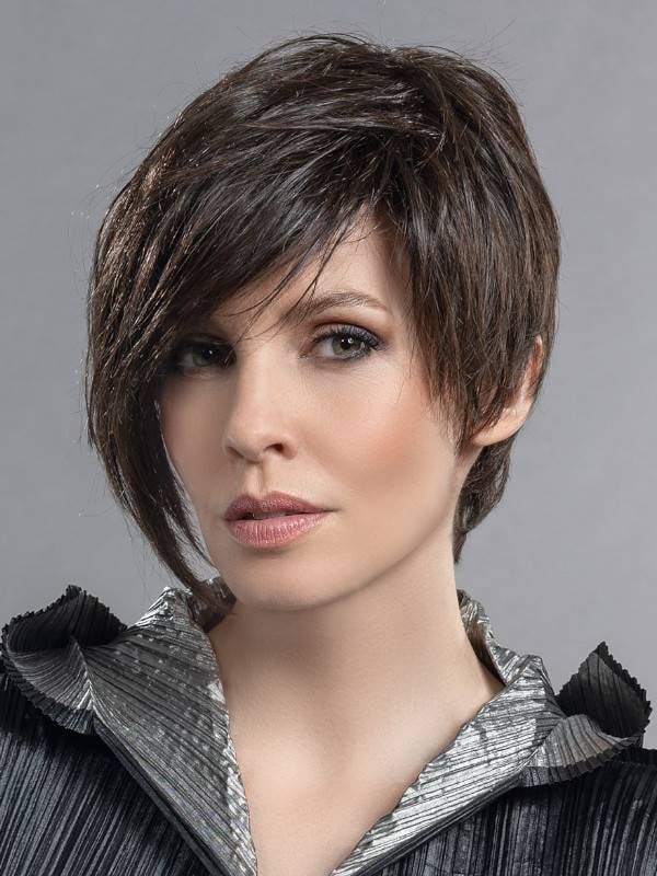 Perücke Amaze Mono Part Ellen Wille: asymmetrischer Kurzhaarschnitt, lange Ponyfransen, Prime Hair hitzestylebar bis 160°C, natü