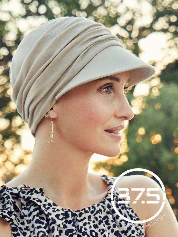 Chemo-Mütze Drapée Soft Line Sun Christine Headwear: Volumen-Drapierung, Schirm, UPF50+ und 37.5®-Technologie für die Kopfhaut 