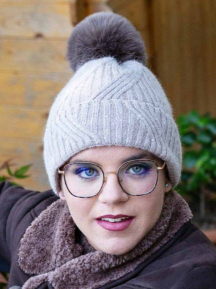 Mütze Sacha aus Fleece mit Bommel – erhältlich in 3 glitzernden Farben