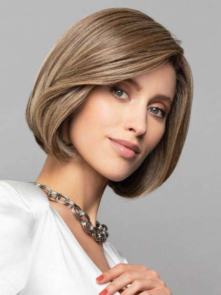 Entdecken Sie Nature Call Mono Lace: mittelglatte Perücke, seitlicher Pony und unsichtbarer Frontbereich