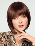 Perücke Duo Yuri Mono Gisela Mayer: mittellanger Stufencarré, gerader Pony, natürliches Volumen, Thermofasern und 30% Remy Hair.