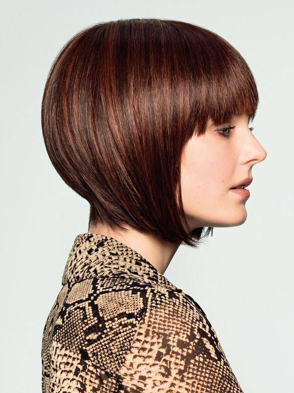Perücke Duo Yuri Mono Gisela Mayer: mittellanger Stufencarré, gerader Pony, natürliches Volumen, Thermofasern und 30% Remy Hair.