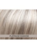 Perücke Jana Mono Lace Gisela Mayer: langes Haar, seitliche Strähne, unsichtbare Lace-Front, natürliches und dezentes Volumen