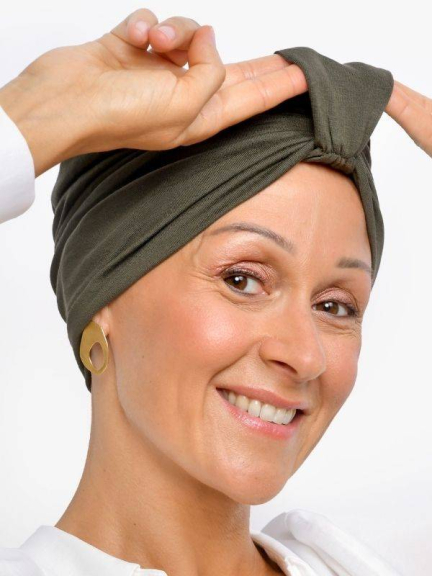 Entdecken Sie den Turban Sophia – stilvolle Schleife, natürliches Volumen und atmungsaktive Viskose