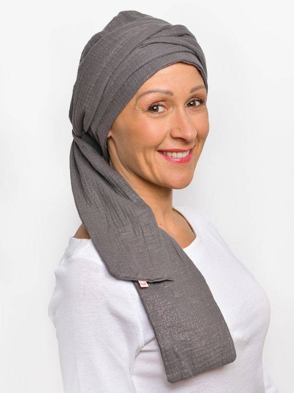 Chemo-Turban Hannah Rosette La Vedette aus luftigem Baumwollgaze, vorgeformte Basis, bequem und einfach zu binden