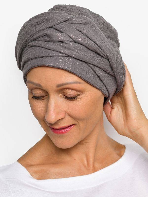 Chemo-Turban Hannah Rosette La Vedette aus luftigem Baumwollgaze, vorgeformte Basis, bequem und einfach zu binden