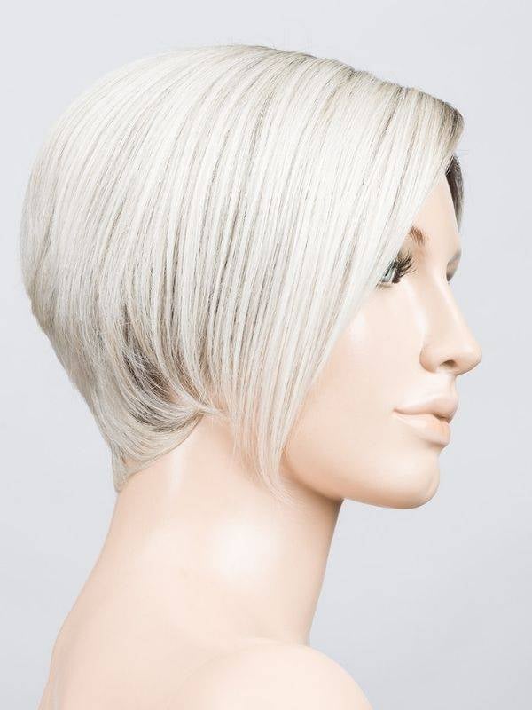 Perücke Amaze Mono Part Ellen Wille: asymmetrischer Kurzhaarschnitt, langer Pony, Prime Hair frisierbar bis 160°C, natürlicher R