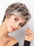 Perücke Sun Bravo Gisela Mayer: eleganter kurzer Schnitt, sportlich-femininer Stil, natürlicher Look und leicht zu stylen im All