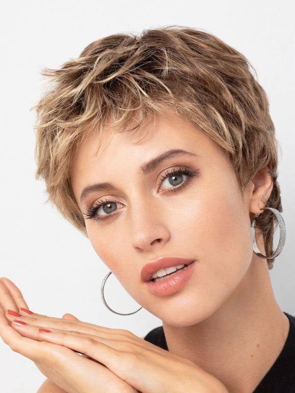 Perücke Sun Tape Gisela Mayer: dynamischer Kurzhaarschnitt, lässiger Look, einfaches Finger-Styling