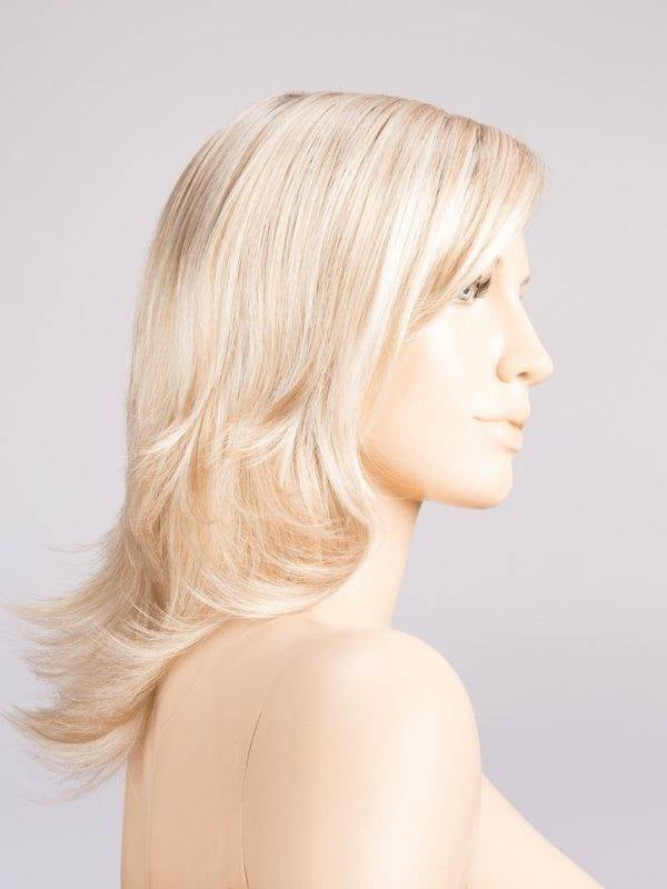 Perücke Ellen Wille Alive Mono Part halblang gestuft, natürlicher Effekt mit dunklen Ansätzen (rooted) und Balayage (mix).