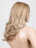 Perücke Diva Mono Part Ellen Wille: lang und wellig, luftige Locken, extrabreites Kinotulle, Thermofaser 130°C.
