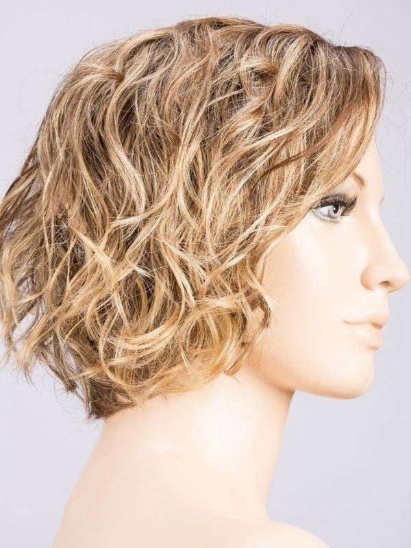 Perücke Turn Mono Part: kurzer lockiger Schnitt, natürliches Volumen, Rooted-Effekt (dunkle Ansätze) oder Mix-Effekt (Balayage).