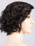 Perücke Turn Mono Part: kurzer lockiger Schnitt, natürliches Volumen, Rooted-Effekt (dunkle Ansätze) oder Mix-Effekt (Balayage).