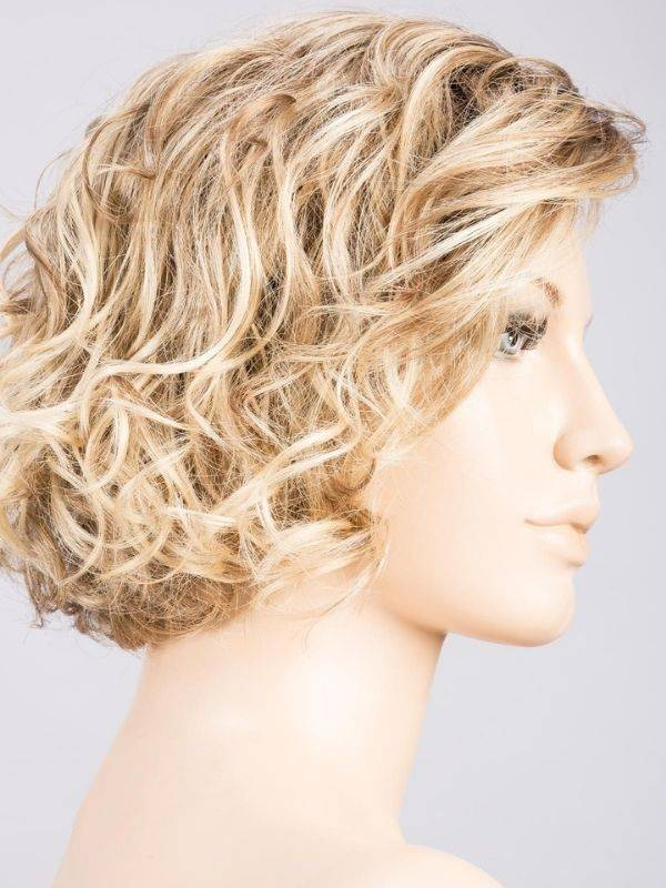 Perücke Turn Mono Part: kurzer lockiger Schnitt, natürliches Volumen, Rooted-Effekt (dunkle Ansätze) oder Mix-Effekt (Balayage).