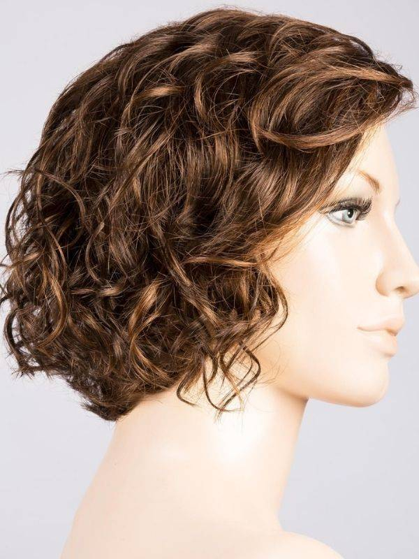 Perücke Turn Mono Part: kurzer lockiger Schnitt, natürliches Volumen, Rooted-Effekt (dunkle Ansätze) oder Mix-Effekt (Balayage).