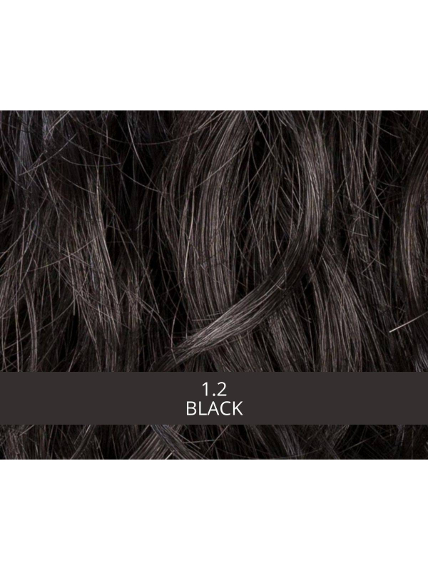 Perücke Turn Mono Part: kurzer lockiger Schnitt, natürliches Volumen, Rooted-Effekt (dunkle Ansätze) oder Mix-Effekt (Balayage).