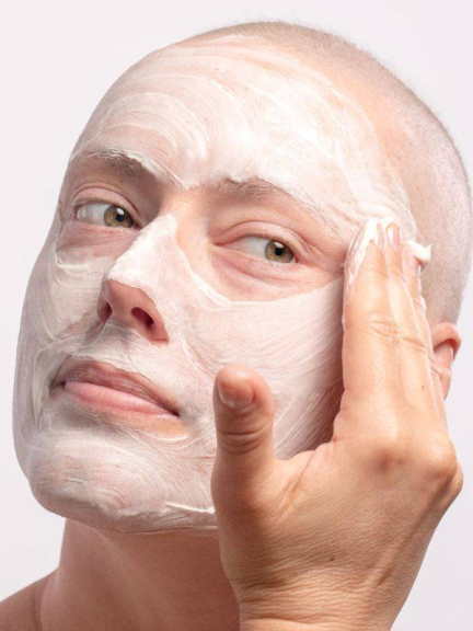 Tragen Sie die Ultra-Beruhigende Gesichtsmaske 50ml auf — feuchtigkeitsspendend & beruhigend für empfindliche Haut