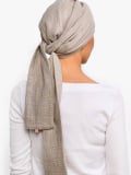 Chemo-Turban Hannah Rosette La Vedette aus luftiger Baumwollgaze, vorgeformte Basis, bequem und leicht zu knoten