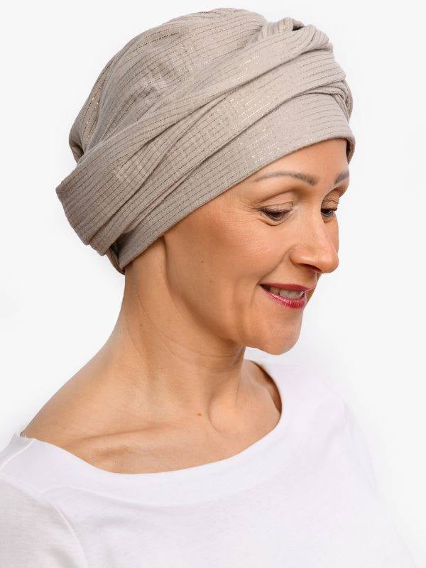 Chemo-Turban Hannah Rosette La Vedette aus luftiger Baumwollgaze, vorgeformte Basis, bequem und leicht zu knoten
