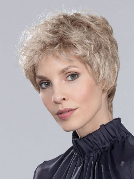 Sehen Sie Alba Comfort mit dunklen Wurzeln und feinen Balayage Highlights