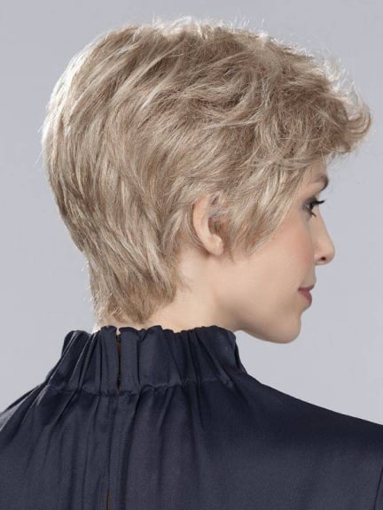 Sehen Sie Alba Comfort mit dunklen Wurzeln und feinen Balayage Highlights