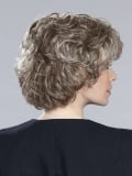 Perücke Alexis Ellen Wille: eleganter Wellenschnitt, natürliches Volumen, Rooted-Effekt (dunkle Ansätze) und Mix-Effekt (Balayag