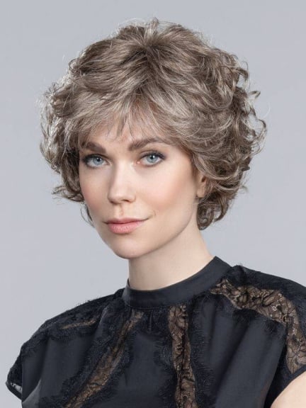 Aurora Comfort Perücke mit gestuftem, welligem Schnitt und Balayage Glanzlichtern