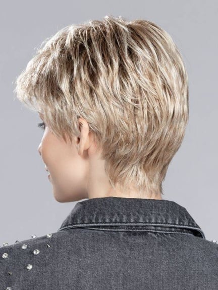 Bo Mono Kurzperücke mit natürlichem Volumen und dezenter Balayage