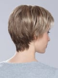 Perücke Cara 100 Deluxe: kurzer sportlicher Schnitt, Rooted-Effekt (dunkle Ansätze) und Mix (gesträhntes Balayage), bequem und f