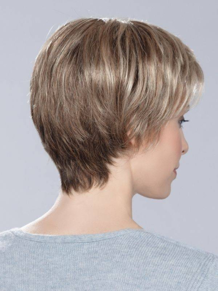 Cara Small Deluxe Perücke sportlicher Kurzschnitt mit dunklen Wurzeln und Balayage