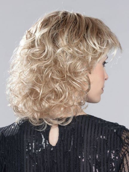 Cat Perücke mit rooted Effekt, voluminösen Wellen und mix Balayage
