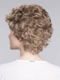 Perücke City: lockere Locken, luftiger Pony, Rooted-Mix-Effekt für ein urban-elegantes und natürliches Ergebnis