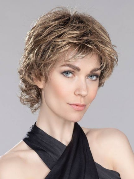 Daily Perücke leicht voluminös und wellig mit dunklen Wurzeln und dezenten Balayage Highlights