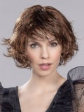 Perücke Flair Mono: femininer welliger Bob mit Filmtüll, Effekt dunkler Ansätze und natürlichem Balayage.