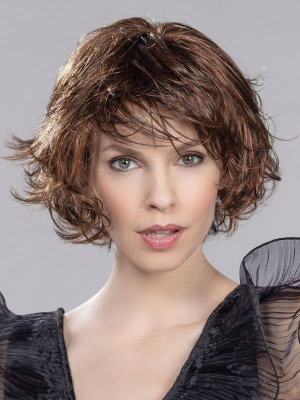 Perücke Flair Mono: femininer welliger Bob mit Filmtüll, Effekt dunkler Ansätze und natürlichem Balayage.