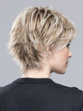 Perücke Flip Mono kurz, freigestellter Nacken, ausgefranste Haarspitzen hinten für ein natürliches, schickes und sportliches Vol