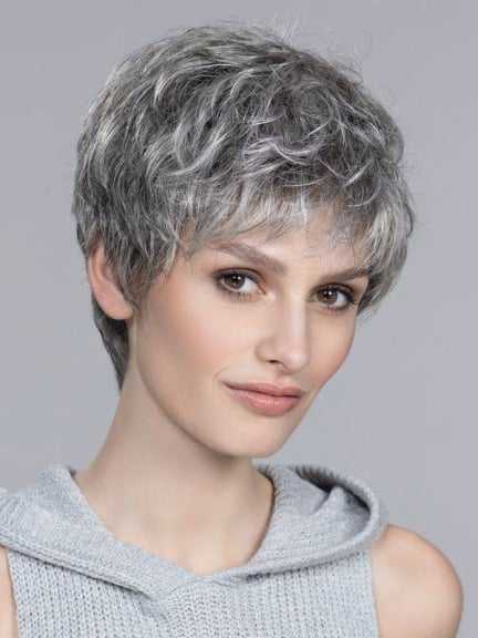 Foxy Perücke kurz, geschichtet mit rooted und mix Effekten für dynamischen Look