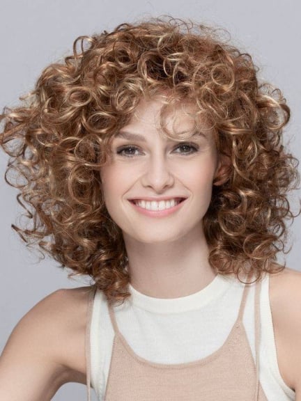 Jamila Plus Perücke mit vollen Locken rooted Effekt und mix Balayage