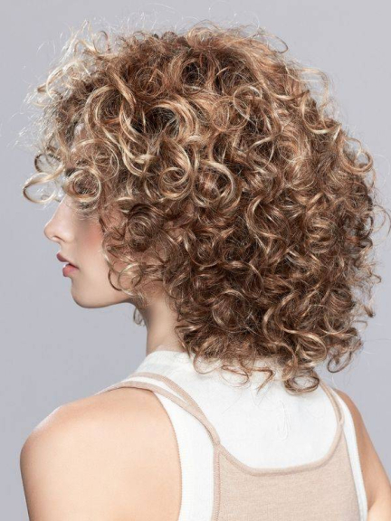 Jamila Plus Perücke mit vollen Locken rooted Effekt und mix Balayage