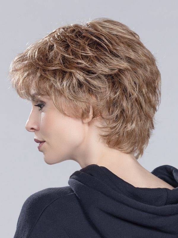 Perücke Keira: ausgedünnte Spitzen, Volumen und Bewegung, rooted-Effekt (Ansätze) oder mix (Balayage) für einen natürlichen Look