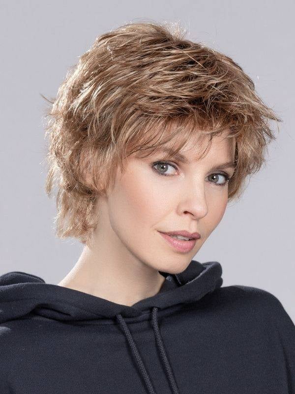 Perücke Keira: ausgedünnte Spitzen, Volumen und Bewegung, rooted-Effekt (Ansätze) oder mix (Balayage) für einen natürlichen Look