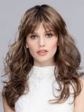 Perücke Pretty Hair Power: Hollywood-Locken und voller Pony, schickes Volumen mit dunklem Ansatz-Effekt oder Balayage mix.