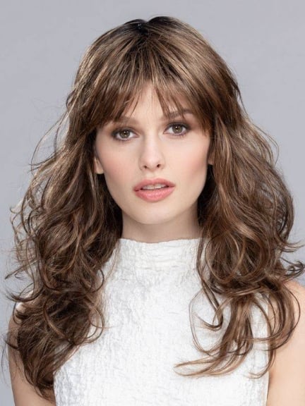 Pretty Perücke mit voluminösen Locken, kurzem Pony und rooted mix