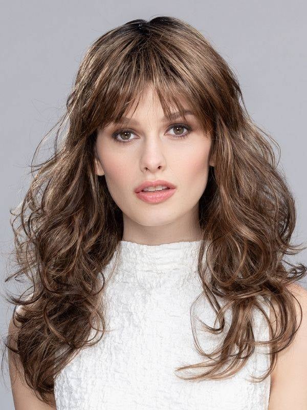 Perücke Pretty Hair Power: Hollywood-Locken und voller Pony, schickes Volumen mit dunklem Ansatz-Effekt oder Balayage mix.