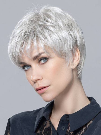 Stylen Sie Zizi kurz und elegant mit rooted Wurzeln und mix Balayage