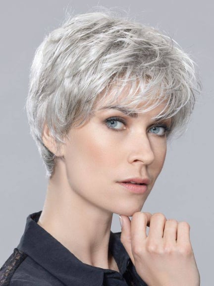 Stylen Sie Zizi kurz und elegant mit rooted Wurzeln und mix Balayage