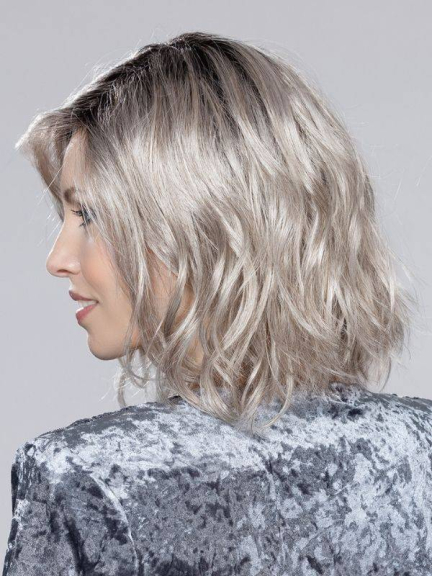 Entdecken Sie Destiny Mono Part - eleganter mittellanger Bob mit dezenter Seitenpony