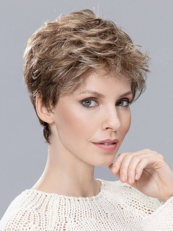 Perücke Sun Mono Ellen Wille: kurzer Stufenschnitt, hitzebeständige Faser 130°C und extra-langer unsichtbarer Lace Front für ein